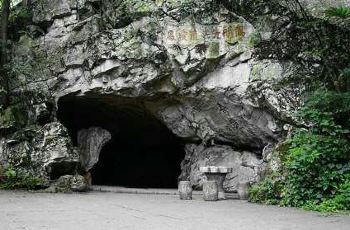 修文阳明洞位于修文县城东栖霞山，为省级文物保护单位。因明代著名哲学家、教育家王阳明谪为龙场(今修文县城)驿丞时，于正德三年(1508)曾居于此洞而得名。王阳明在此三年，其著名的