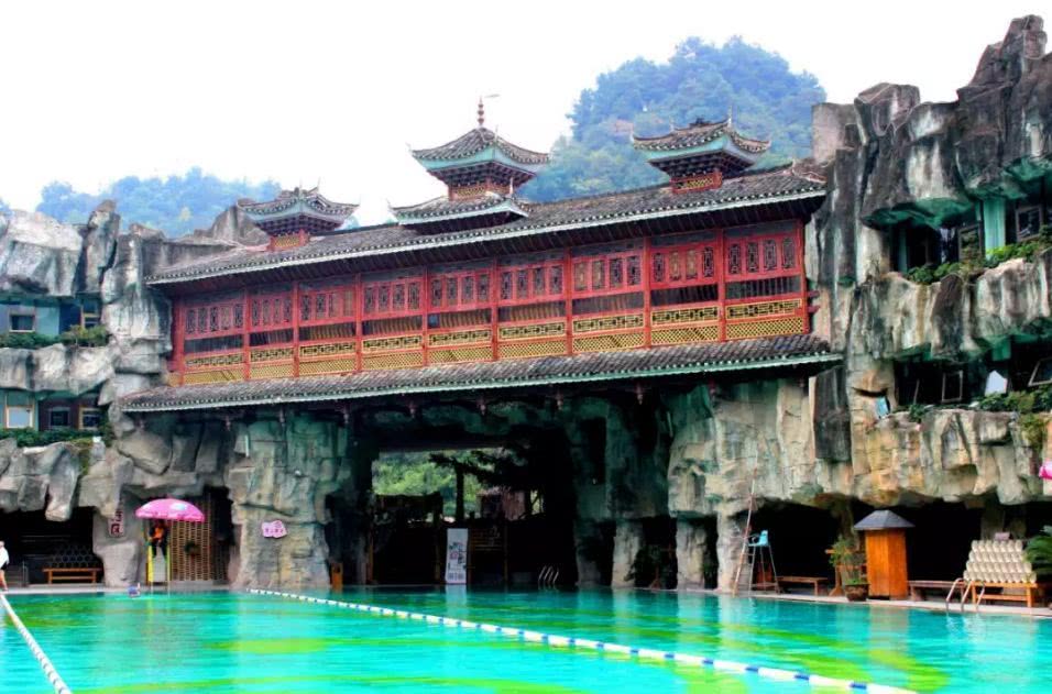 乌当温泉位于新添寨镇梅畔河与南明河交汇处，接待中心3000余平方，室外大小、水温各异的特色汤池，温度从30多度到50多度不等。可进行室内、外温泉浴，并配套有健康理疗按摩中心、标准客房、棋牌室、卡拉0K厅;富丽堂皇的餐厅可容纳250人同时用餐，融中西南北精华，各有特色的中、高档包房及大、 中、小型会议接待等配套服务设施为一体。是市民健身、休闲、观光、娱乐的最佳选择。