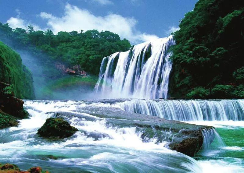 黄果树瀑布
黄果树风景名胜区是国家重点风景名胜区，位于贵州省西南距省会贵阳市128公里，景区内以黄果树大瀑布(高77.8米，宽101.0米)为中心，分布着雄、奇、险、秀风格各异的大小18个瀑布，形成一个庞大的瀑布“家族”。